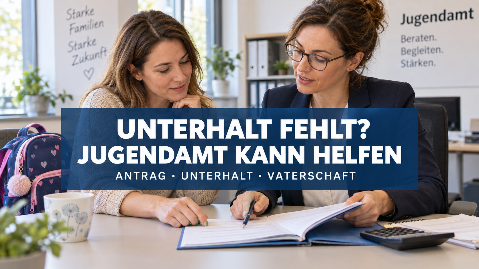 Mutter und Fachkraft besprechen Kindesunterhalt unter der zentralen Frage Unterhalt fehlt? Jugendamt kann helfen
